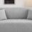 Housse de canapé extensible gris clair bien ajustée sur un canapé 2 places