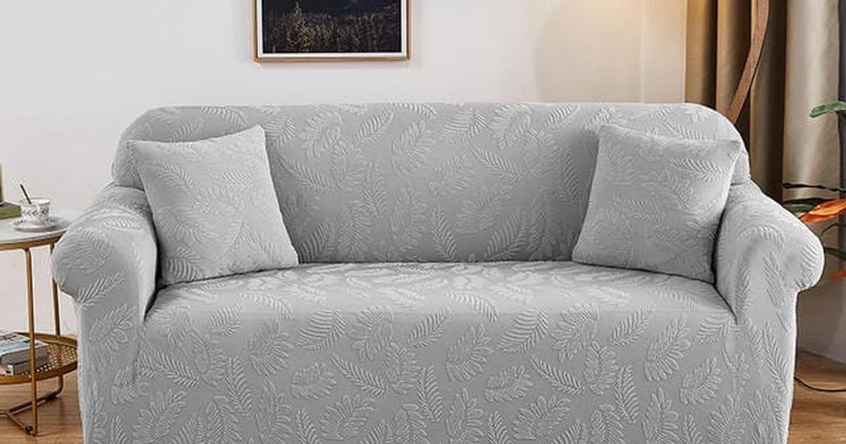 Housse de canapé extensible gris clair bien ajustée sur un canapé 2 places